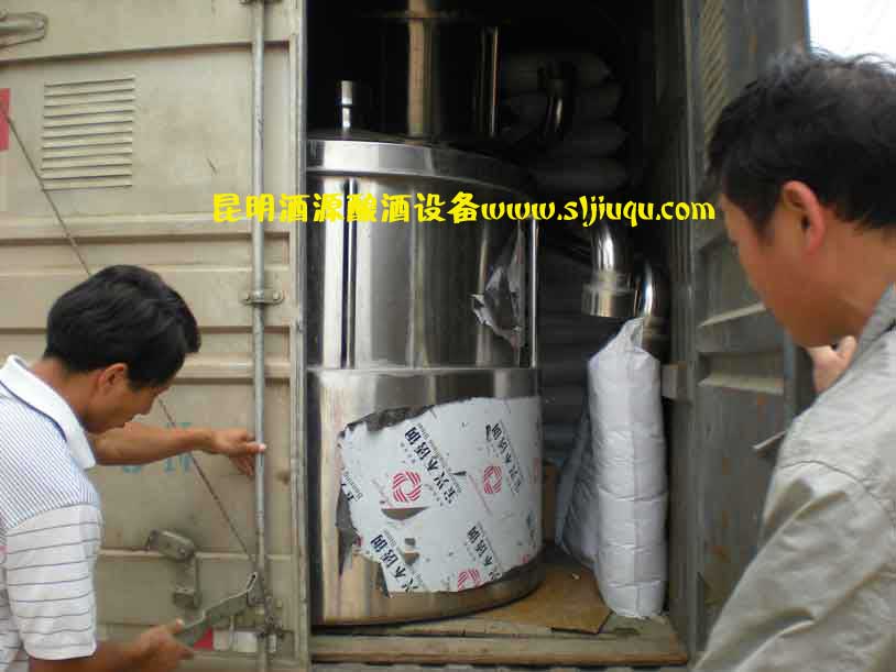 客戶(hù)把白酒設(shè)備拉回家